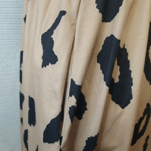 Black & Leopard Print Dress With Pockets and Adjustable Straps size Medium - Picture 5 of 10